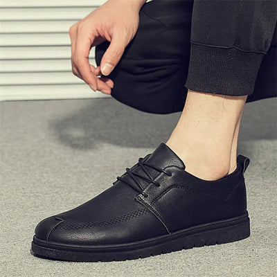 Men's casual black leather shoes with lace-up design, perfect for stylish and comfortable everyday wear.